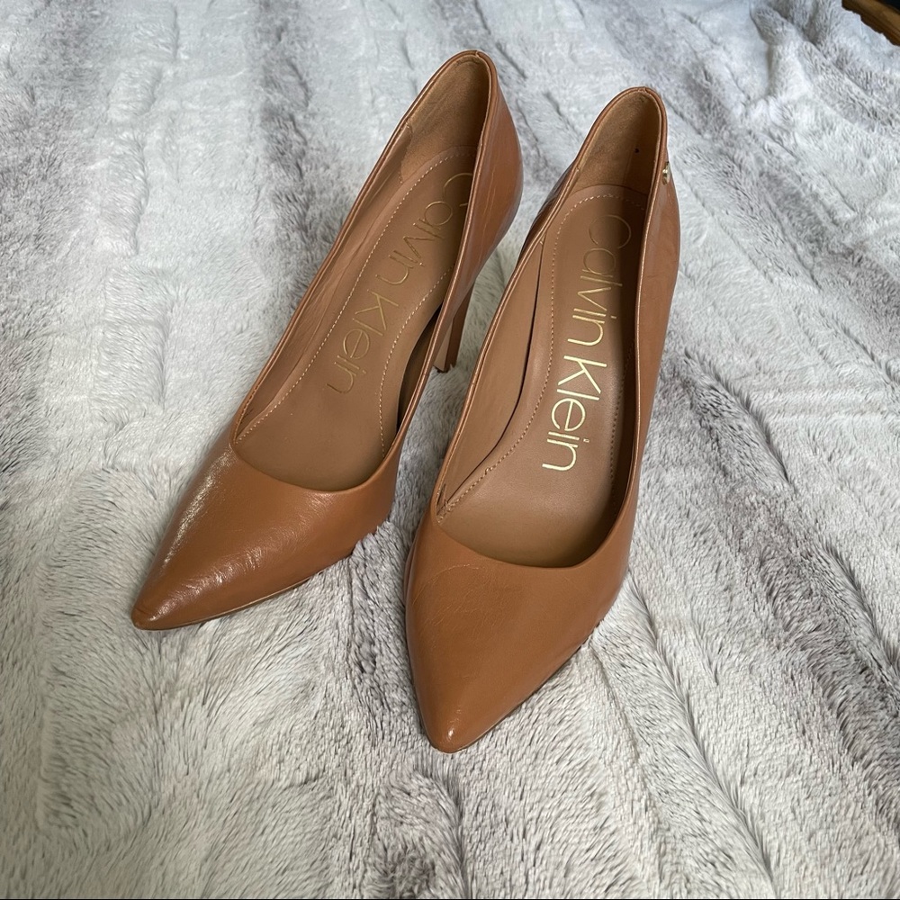 Calvin Klein | Leather 8.5 Camel pumps